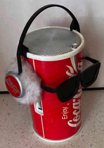 02675-1 € 12,50 coca cola radio in vorm v an blikje met bril.jpeg